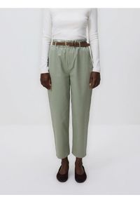 Reserved - Spodnie chino z paskiem - jasnozielony. Kolor: zielony. Materiał: tkanina, bawełna. Styl: klasyczny
