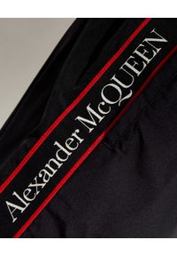 Alexander McQueen - ALEXANDER MCQUEEN - Czarne kąpielówki z logo. Kolor: czarny. Materiał: materiał #2