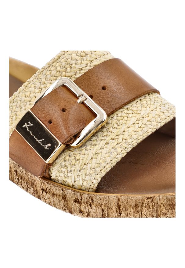 Klapki damskie Armodo, na platformie skórzane z ozdobną sprzączką wygodne, słomkowe brązowe, 40444. Okazja: na plażę, na spacer. Kolor: brązowy. Materiał: skóra. Sezon: lato. Obcas: na platformie