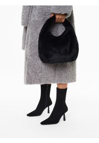 Kazar - Czarna torebka do noszenia za uchwyt z syntetycznego futra. Kolor: czarny. Wzór: gładki. Materiał: futrzane. Styl: elegancki #3