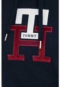 TOMMY HILFIGER - Tommy Hilfiger bluza bawełniana damska kolor granatowy z kapturem z aplikacją. Okazja: na co dzień. Typ kołnierza: kaptur. Kolor: niebieski. Materiał: bawełna. Wzór: aplikacja. Styl: casual #5