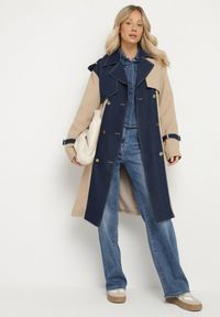 Born2be - Niebieski Płaszcz Trencz z Bawełną Ozdobiony Jeansowymi Wstawkami Tirsedi. Okazja: na spotkanie biznesowe, na co dzień. Kolor: niebieski. Materiał: jeans, bawełna. Wzór: aplikacja. Styl: biznesowy, casual, elegancki #4