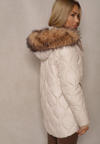 Renee - Beżowa Pudełkowa Kurtka z Pikowanymi Przeszyciami i Odpinanym Kapturem z Futrem Liliarna. Okazja: na spacer. Kolor: beżowy. Materiał: futro. Styl: elegancki