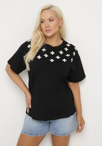 Born2be - Czarny T-shirt z Bawełny Ozdobiony Cyrkoniami i Haftami Firarette. Okazja: na co dzień. Kolor: czarny. Materiał: bawełna. Wzór: aplikacja, haft. Styl: klasyczny, casual #7
