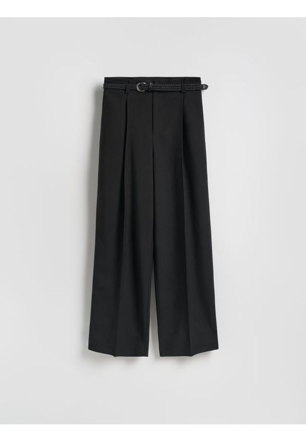 Reserved - Spodnie z paskiem - czarny. Kolor: czarny. Materiał: tkanina, wiskoza. Wzór: gładki