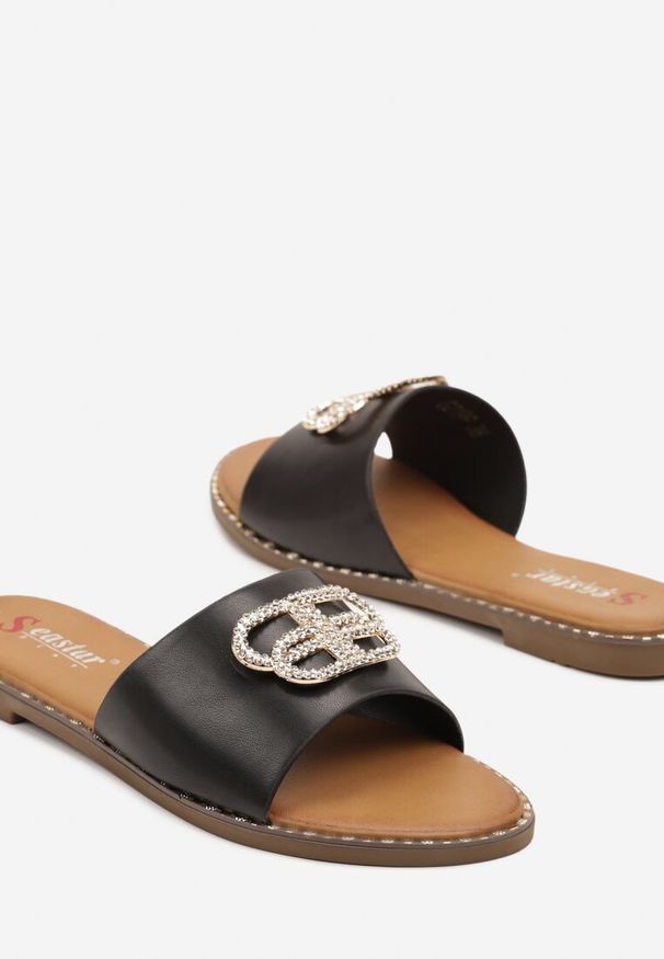 Born2be - Czarne Klapki z Cyrkoniową Ozdobą Valvisa. Okazja: na co dzień. Kolor: czarny. Wzór: aplikacja. Styl: casual