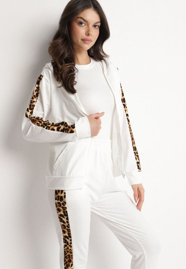 Born2be - Biały Komplet Dresowy Bluza i Spodnie ze Zdobieniami w Panterkę Solhiris. Kolor: biały. Materiał: dresówka. Wzór: aplikacja, motyw zwierzęcy