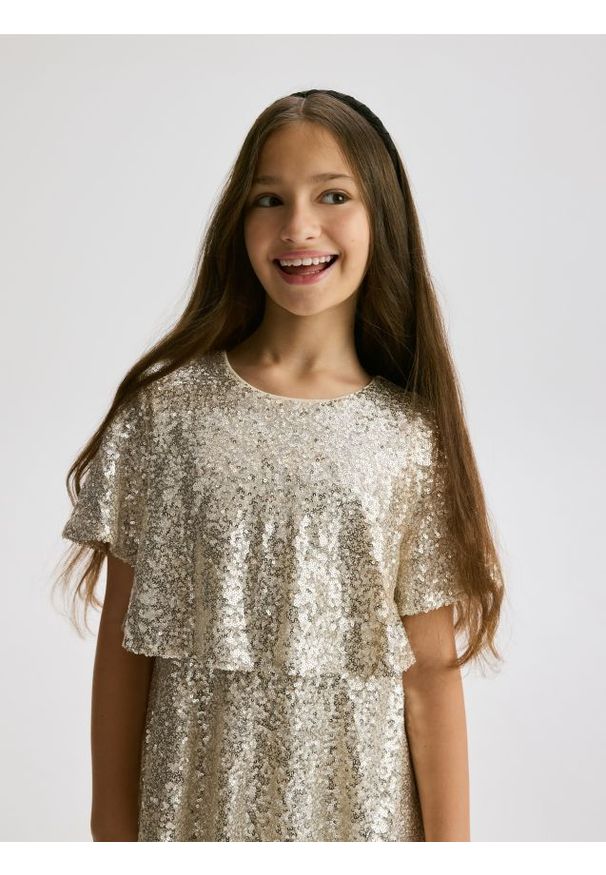 Reserved - Cekinowa sukienka - złoty. Kolor: złoty. Materiał: dzianina