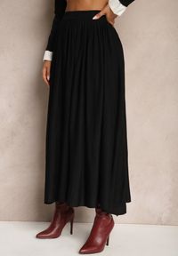 Renee - Czarna Spódnica z Wiskozą o Plisowanym Kroju z Gumką w Pasie Tilisya. Okazja: na co dzień. Kolor: czarny. Materiał: wiskoza. Styl: klasyczny, elegancki, casual #5