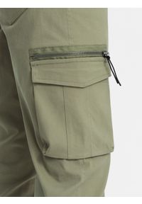 Ombre Clothing - Męskie spodnie cargo STRAIGHT LEG z trójkątnym pinem na kieszeni – oliwkowe V2. Okazja: na co dzień. Kolor: oliwkowy. Materiał: bawełna, elastan, materiał. Wzór: gładki. Styl: casual, elegancki #9