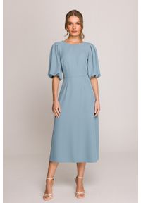 Stylove - Elegancka sukienka koktajlowa z bufiastymi rękawami błękitna. Okazja: na imprezę, na ślub cywilny, na wesele. Kolor: niebieski, różowy. Materiał: materiał, elastan. Długość rękawa: krótki rękaw. Sezon: lato. Typ sukienki: rozkloszowane. Styl: elegancki, wizytowy. Długość: midi