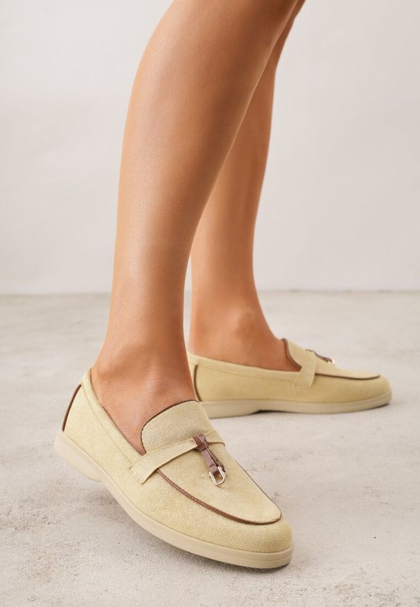 Born2be - Żółte Mokasyny z Imitacji Zamszu Zdobione Aplikacją z Zawieszkami Peleg. Okazja: do pracy, na spotkanie biznesowe. Kolor: żółty. Materiał: zamsz. Wzór: aplikacja. Styl: biznesowy, elegancki