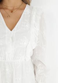 Born2be - Biała Sukienka z Haftowanej Tkaniny z Gumką w Pasie Micromi. Typ kołnierza: kołnierz z falbankami. Kolor: biały. Materiał: tkanina. Wzór: haft. Sezon: wiosna, lato #5
