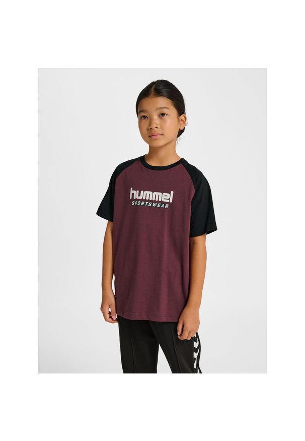 Koszulka z logo dla dzieci Hummel. Kolor: wielokolorowy, czerwony, różowy. Sport: joga i pilates