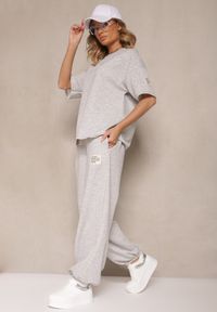 Renee - Szary Komplet Dresowy z Wiskozą T-shirt i Joggery Zdobione Naszywkami Idareia. Kolor: szary. Materiał: dresówka, wiskoza. Wzór: aplikacja
