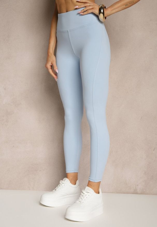 Renee - Jasnoniebieskie Legginsy z Ozdobnymi Przeszyciami z Efektem Modelowania Carittia. Okazja: na co dzień. Kolor: niebieski. Długość: długie. Styl: elegancki, casual