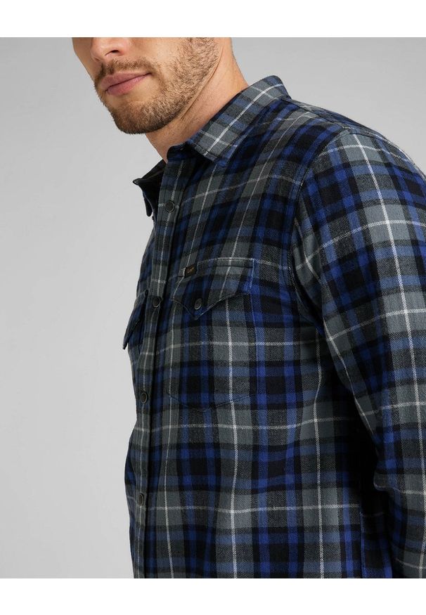 Lee - LEE CLEAN WESTERN MĘSKA KOSZULA W KRATĘ ANTHEM BLUE L66RDH21 112322655. Okazja: na co dzień. Materiał: jeans, skóra, bawełna. Długość rękawa: bez rękawów. Długość: krótkie. Sezon: zima, lato. Styl: klasyczny, casual, elegancki