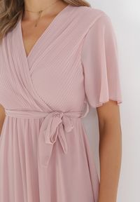 Born2be - Różowa Kopertowa Sukienka z Gumką w Pasie i Plisowaną Górą Davitri. Kolor: różowy. Materiał: materiał. Długość rękawa: krótki rękaw. Typ sukienki: kopertowe. Długość: maxi #4