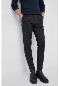 Selected Spodnie męskie kolor czarny dopasowane. Kolor: czarny. Materiał: bawełna, tkanina, materiał. Wzór: gładki