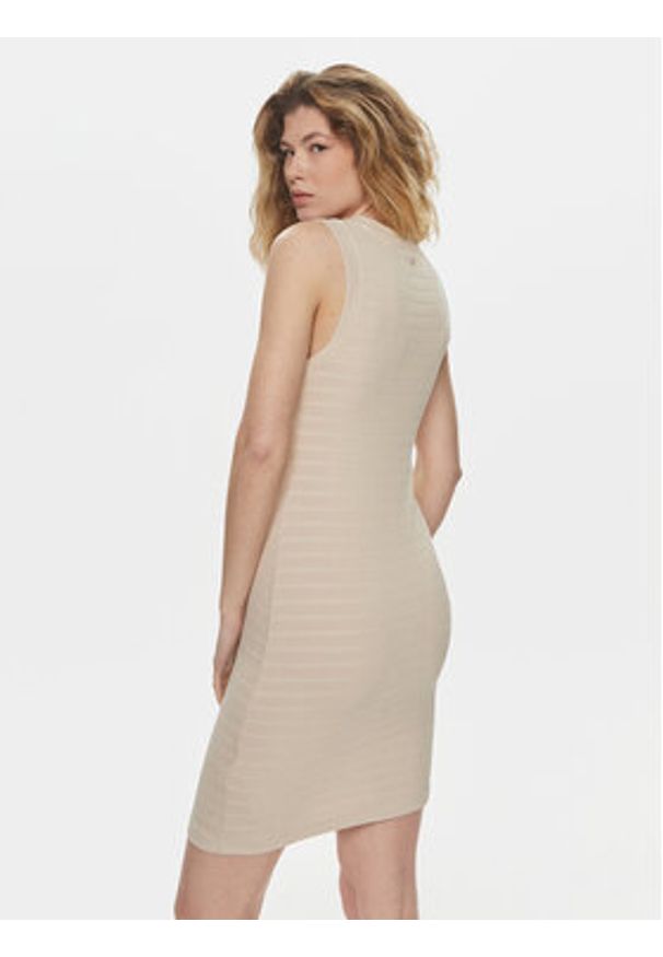 Guess Sukienka codzienna Denisa W4GK0Z KC790 Beżowy Slim Fit. Okazja: na co dzień. Kolor: beżowy. Materiał: bawełna. Typ sukienki: proste. Styl: casual
