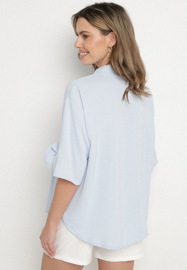 Born2be - Jasnoniebieska Koszula z Aplikacjami Kwiatów 3D Tenemara. Okazja: na co dzień. Typ kołnierza: kołnierzyk klasyczny. Kolor: niebieski. Materiał: jeans. Długość rękawa: długi rękaw. Długość: długie. Wzór: aplikacja, kwiaty. Styl: casual, klasyczny