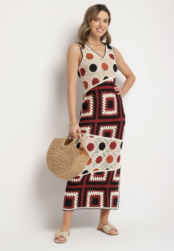 Born2be - Beżowo-Brązowa Bawełniana Sukienka Szydełkowa o Dopasowanym Kroju Atarina. Okazja: na imprezę, na co dzień. Typ kołnierza: dekolt w serek. Kolor: beżowy. Materiał: bawełna. Wzór: aplikacja. Sezon: lato. Styl: casual, elegancki, boho