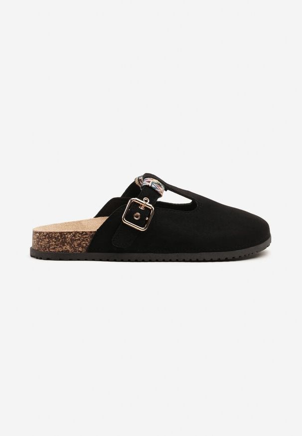 Born2be - Czarne Klapki Chodaki z Ozdobnymi Wycięciami i Klamerką Nilra. Okazja: na co dzień. Kolor: czarny. Sezon: lato. Styl: elegancki, casual
