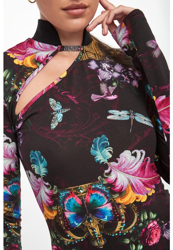 Versace Jeans Couture - Sukienka mini we wzór VERSACE JEANS COUTURE. Długość: mini