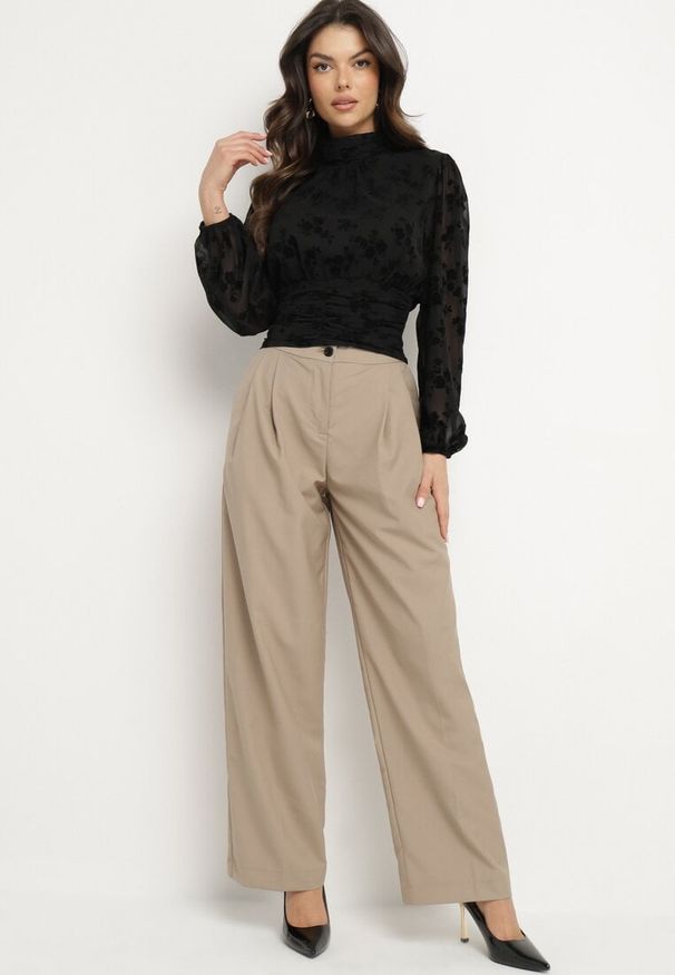 Born2be - Beżowe Szerokie Spodnie Garniturowe High Waist Nalinas. Okazja: do pracy. Stan: podwyższony. Kolor: beżowy. Wzór: aplikacja. Styl: elegancki, klasyczny