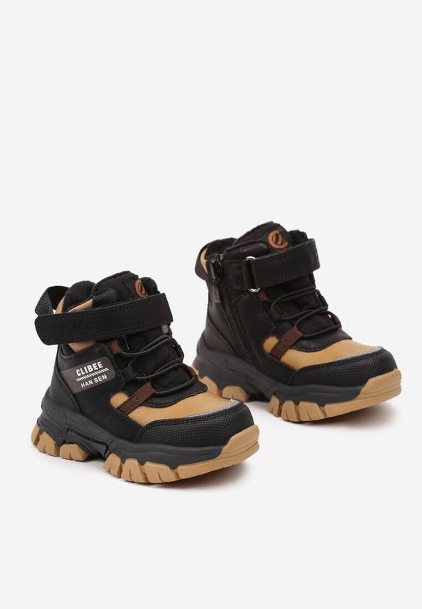 Born2be - Czarne Ocieplane Botki Clibee na Tłoczonej Platformie Ozdobione Napisem i Sznurowaniem Quinrinnis. Okazja: na uczelnię. Zapięcie: rzepy. Kolor: czarny. Materiał: jeans. Wzór: aplikacja, napisy. Styl: elegancki