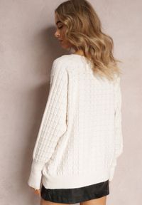 Renee - Biały Dzianinowy Sweter z Rękawami typu Nietoperz Cascapia. Kolor: biały. Materiał: dzianina. Styl: klasyczny #4
