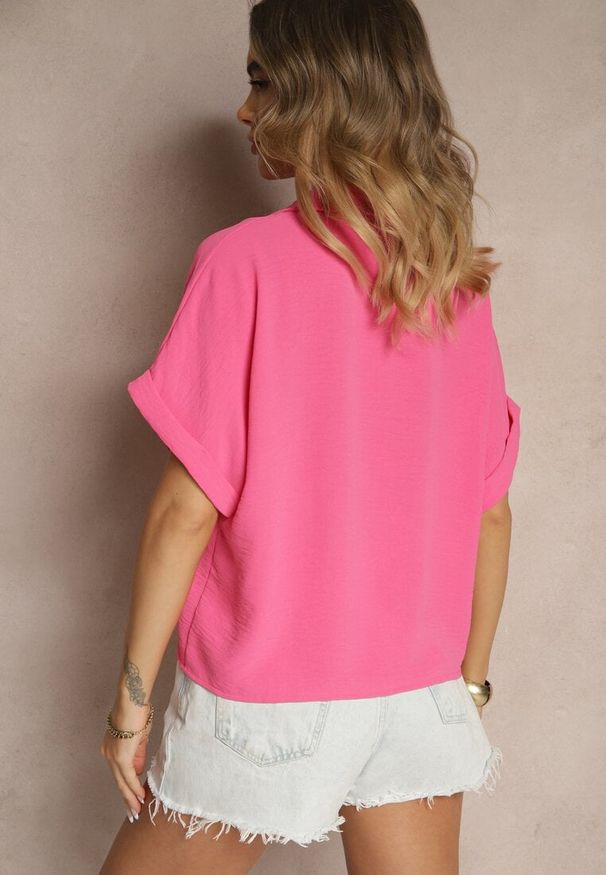 Renee - Fuksjowa Koszula o Kroju Oversize Natressa. Okazja: na co dzień, na spotkanie biznesowe. Typ kołnierza: kołnierzyk klasyczny. Kolor: różowy. Materiał: jeans. Wzór: aplikacja. Styl: klasyczny, biznesowy, casual