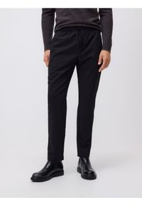 Reserved - Spodnie joggery - czarny. Kolor: czarny. Materiał: tkanina, wiskoza #1