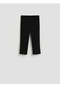 Reserved - Spodnie capri - czarny. Kolor: czarny. Materiał: dzianina, wiskoza #1