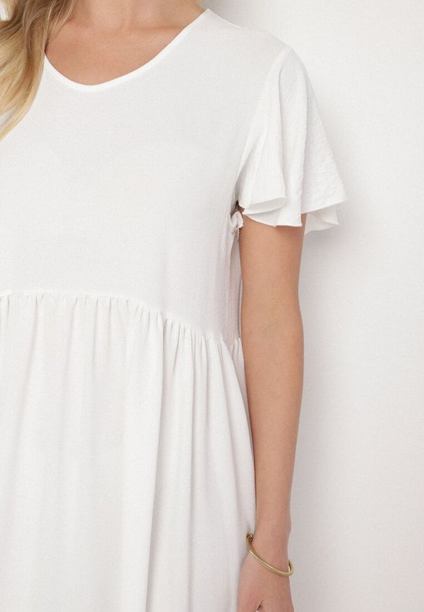 Born2be - Biała Sukienka o Rozkloszowanym Kroju z Wiskozą Filastia. Okazja: na co dzień. Typ kołnierza: dekolt w kształcie V. Kolor: biały. Materiał: wiskoza. Długość rękawa: krótki rękaw. Typ sukienki: rozkloszowane. Styl: casual, elegancki, klasyczny