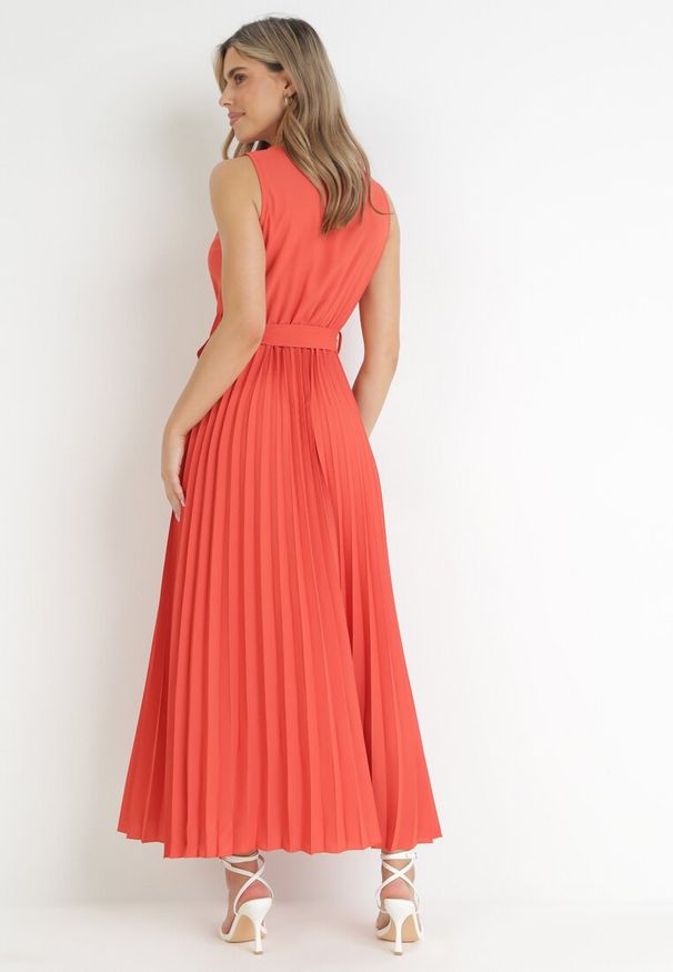 Born2be - Czerwona Plisowana Sukienka Maxi z Gumką w Pasie i Materiałowym Paskiem Biak. Okazja: na imprezę. Kolor: czerwony. Materiał: materiał. Sezon: lato. Styl: klasyczny, elegancki. Długość: maxi