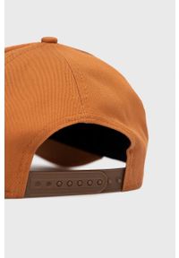 New Era czapka bawełniana kolor brązowy z aplikacją. Kolor: brązowy. Materiał: bawełna. Wzór: aplikacja