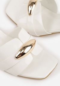 Born2be - Białe Eleganckie Klapki na Słupku z Metaliczną Podłużną Aplikacją Hypsobe. Okazja: na co dzień. Kolor: biały. Materiał: jeans, koronka. Wzór: aplikacja. Obcas: na słupku. Styl: elegancki #6