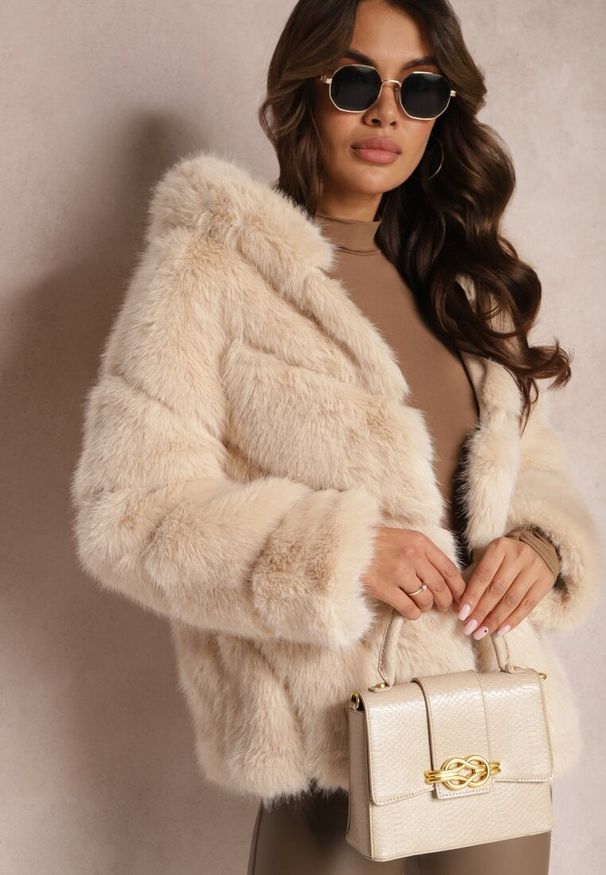 Renee - Beżowa Kurtka z Futerkiem i Kapturem Haiattas. Kolor: beżowy. Materiał: futro. Wzór: aplikacja