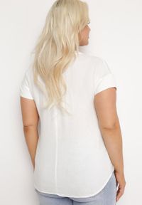 Born2be - Biała Bawełniana Bluzka z Guzikami i Ozdobną Siateczką Doriale. Okazja: na co dzień. Kolor: biały. Materiał: bawełna. Styl: klasyczny, casual