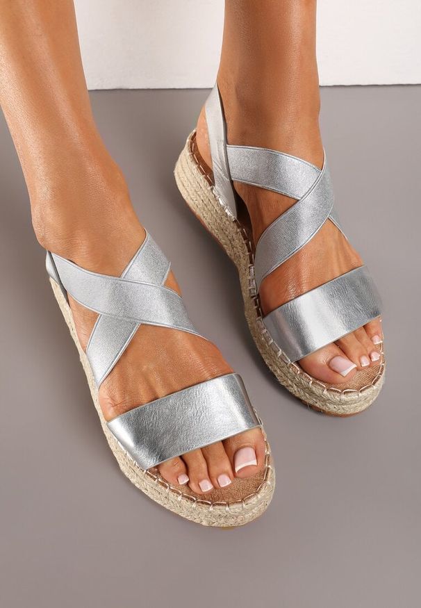 Born2be - Srebrne Wsuwane Sandały na Grubej Podeszwie z Plecionką i Metalicznym Połyskiem Moonqira. Zapięcie: bez zapięcia. Kolor: srebrny. Materiał: satyna, jeans. Styl: wizytowy, elegancki