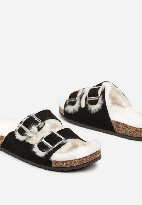 Born2be - Czarne Płaskie Kapcie Ozdobione Klamrami Ciabelle. Zapięcie: klamry. Kolor: czarny. Materiał: jeans. Wzór: aplikacja. Obcas: na obcasie. Styl: klasyczny, elegancki. Wysokość obcasa: niski