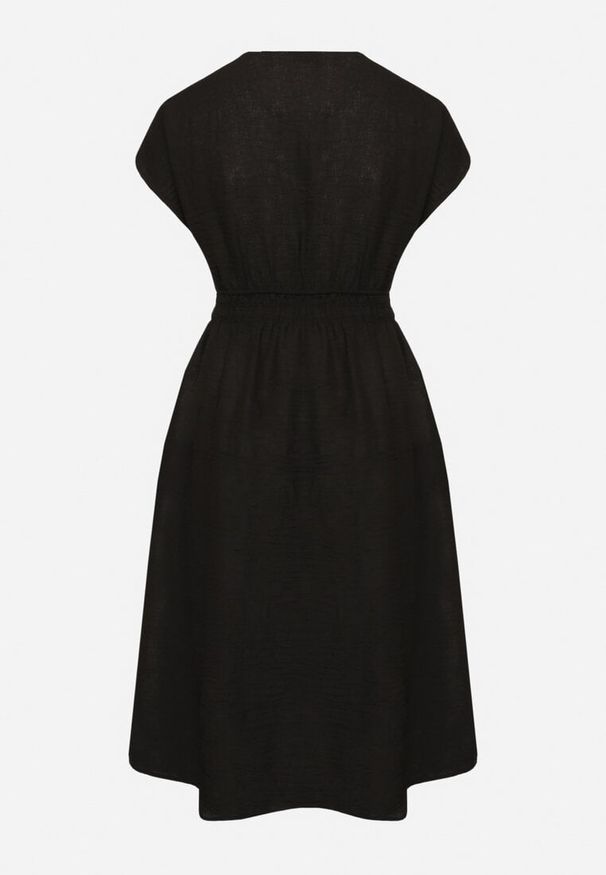 Born2be - Czarna Lniana Sukienka o Rozkloszowanym Kroju z Gumką w Talii Ageronna. Okazja: na co dzień. Typ kołnierza: dekolt w kształcie V. Kolor: czarny. Materiał: len. Długość rękawa: krótki rękaw. Sezon: lato. Typ sukienki: rozkloszowane. Styl: casual, elegancki, klasyczny