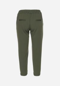 Born2be - Zielone Spodnie 3/4 z Gumką w Talii i Kieszeniami Saivie. Kolor: zielony. Styl: elegancki