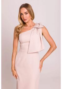 MOE - Elegancka sukienka ołówkowa na jedno ramię z kokardą j. beż. Okazja: na ślub cywilny, na imprezę, na wesele. Typ kołnierza: kokarda. Kolor: beżowy. Materiał: materiał, elastan. Typ sukienki: ołówkowe. Styl: elegancki. Długość: midi #4