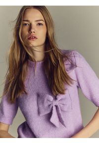 Reserved - Sweter z kokardami - fioletowy. Typ kołnierza: kokarda. Kolor: fioletowy. Materiał: wełna, dzianina #1
