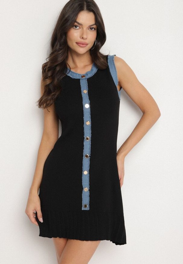 Born2be - Czarna Sukienka z Wiskozą Ozdobiona Jeansowymi Wstawkami i Guzikami Lilammea. Kolor: czarny. Materiał: jeans, wiskoza. Wzór: aplikacja. Styl: klasyczny, elegancki