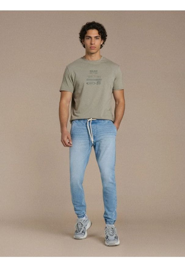 Sinsay - Jeansy jogger z efektem sprania - niebieski. Kolor: niebieski