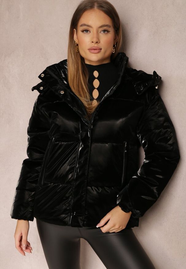 Renee - Czarna Kurtka Metaliczna z Kapturem Ilmoye. Typ kołnierza: kaptur. Kolor: czarny. Materiał: jeans, skóra, materiał. Styl: klasyczny