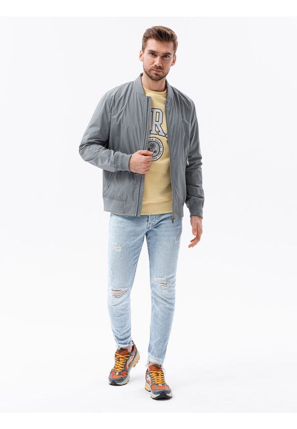 Szara kurtka Ombre Clothing na wiosnę